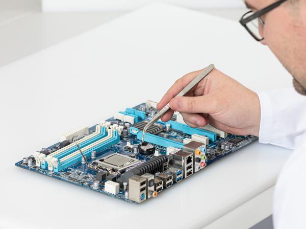The new Original Material ״S״ plus+® white ESD family member is therefore the ideal material for clean room technology and perfect for use in laboratory environments 